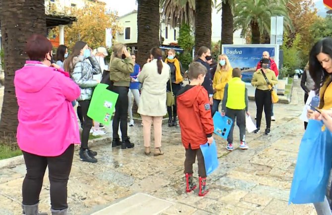 Roditelji protestovali u Budvi: Nezadovoljni načinom izvođenja nastave