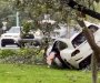 Vozač Ferarija preticao na mokrom kolovozu, završio u drveću (VIDEO)