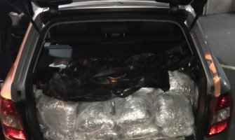 Presječena krijumčarska ruta: U vozilu Ulcinjanina pronađeno 107 kg marihuane(FOTO)