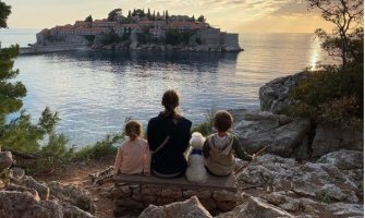  Jelena Đoković podijelila predivnu sliku iz CG: Dječice, ovo je to čuveno ostrvo Sveti Stefan gdje su se mama i tata vjenčali 