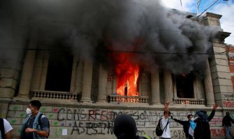 Gvatemala: Haos na ulicama, demonstranti zapalili dio zgrade Kongresa(VIDEO)