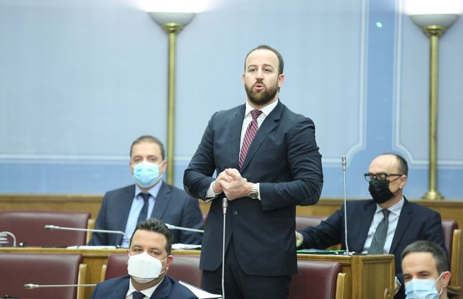 Nikolić Krivokapiću: Oni koji će izglasati Vašu vladu će biti glasovi koji će je srušiti