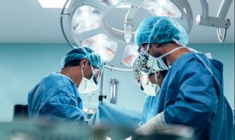 Slovenačkim ljekarima uspjela složena operacija: Presadili pluća pacijentu oboljelom od korone