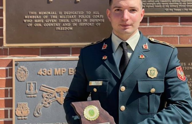 Poručnik Aleksandar Nikezić završio vojno-policijski osnovni oficirski kurs u SAD