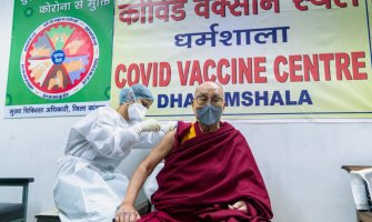 Dalaj Lama primio vakcinu protiv kovida: Budite hrabri