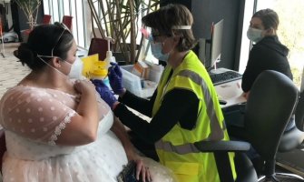 Nakon otkazane svadbe, vakcinisala se u vjenčanici 