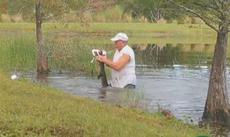 Skočio u vodu i spasio psa od napada aligatora(VIDEO)