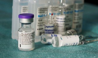 Fajzer istražuje da li bi trebalo dati treću dozu vakcine i kada