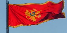 Budva: Neznanac spriječio dvojicu mladića da zapale crnogorsku zastavu, oni nasrnuli na njega