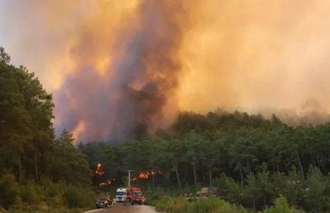 Bukte požari u Turskoj, evakuisani srpski turisti 