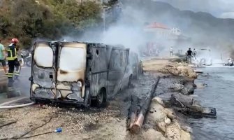 Požar u Dubrovniku, u marini vatrena stihija progutala više vozila i skutera 