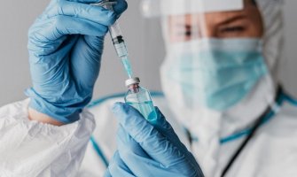 Rojters: FDA želi da ispitivanja vakcine protiv kovida objavi tek za 55 godina