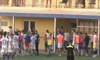 Incident na meču Grbalj - Jedinstvo: Navijač napao igrača Jedinstva, pokušao da uđe kroz prozor u svlačionicu (Video)