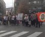 U Beogradu organizovan skup antivaksera, učesnici zapalili LGBT zastavu (VIDEO)
