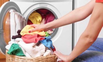 Super trik: Stavite vlažnu maramicu u mašinu za pranje veša i oduševićete se rezultatom!