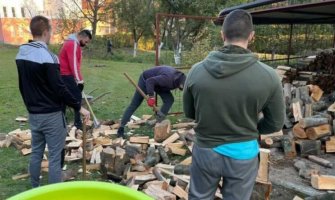 Bravo momci: Mladići besplatno cijepaju drva onima kojima je potrebna pomoć