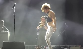 UŽAS: Pjevačica zgrozila obožavaoce, skinula pantalone i urinirala po fanu(FOTO)