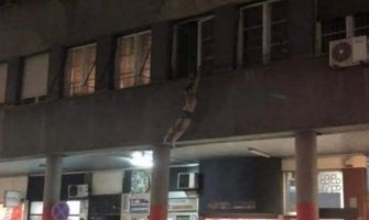 Muškarac u gaćama visio s prozora zgrade, pa pao na ulicu: Muž stigao ranije kući?(FOTO)