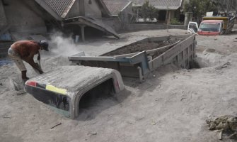 Najmanje 13 ljudi poginulo u erupciji vulkana u Indoneziji