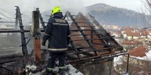Požar u porodičnoj kući u Bijelom Polju, izgorio krov i tavan (VIDEO)(FOTO)