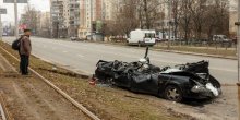 Kijev: Rusko oklopno vozilo prešlo preko auta, vozač čudom izvučen živ(VIDEO)