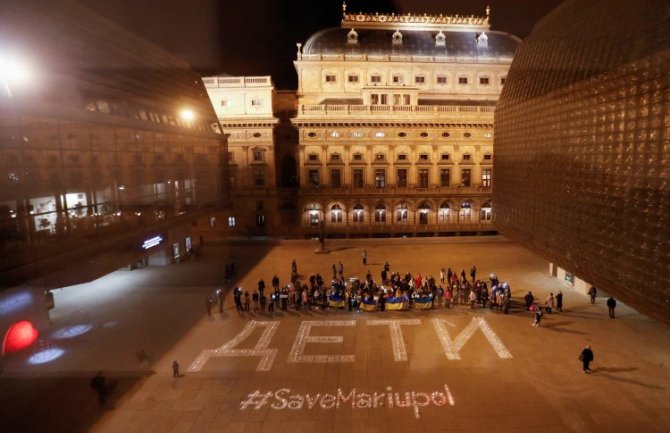 Miting za mir u Pragu, svijećama napisali riječ djeca