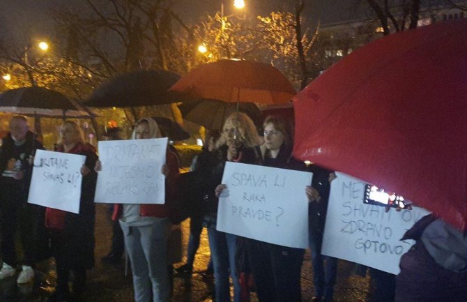 Sinoć organizovan protest ispred MUP-a i ANB-a zbog prijetnji Zekoviću: Spava li ruka pravde?