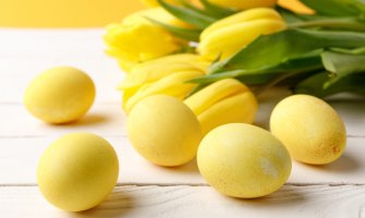 Trik za Vaskrs - obojite jaja u žuto i kafeno bez farbe