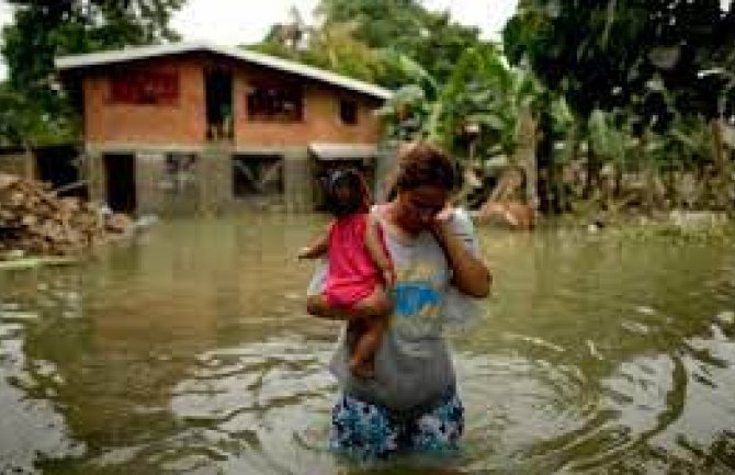 U poplavama i klizištima na Filipinima poginulo najmanje 25 osoba