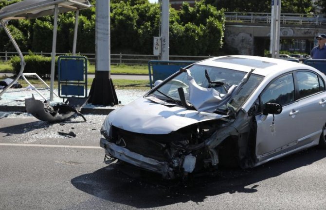 Teška saobraćajna nesreća u Zagrebu, automobilom uletio na tramvajsku stanicu
