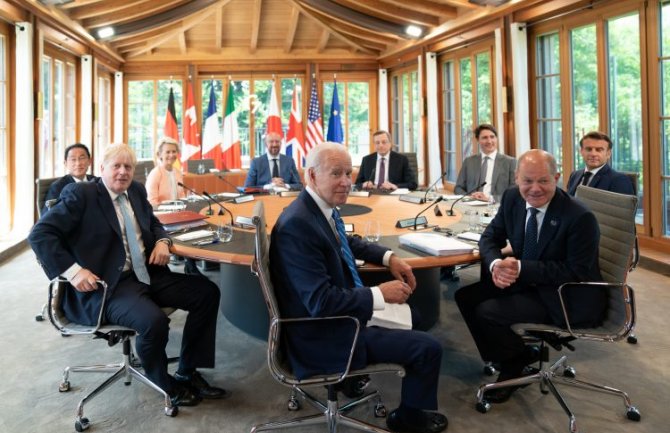 Lideri G7 ismijavali Putina: Trebamo li da se skinemo prije slikanja?