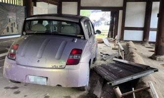 Nezgoda u Japanu: Vozač greškom vozio u rikverc, pa pravo u najstari toalet u zemlji