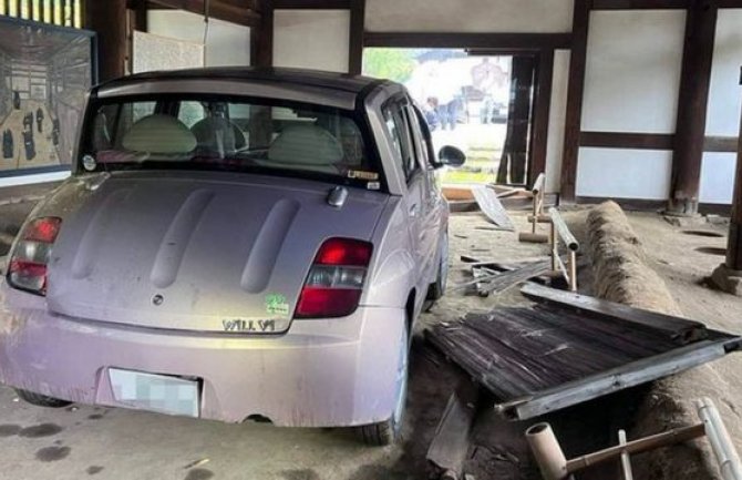 Nezgoda u Japanu: Vozač greškom vozio u rikverc, pa pravo u najstari toalet u zemlji