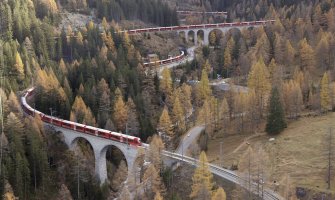 Najduži putnički voz na svijetu prešao 25 kilometara kroz švajcarske Alpe (VIDEO)