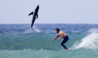 Surfer i ajkula u kadru - fotografija života