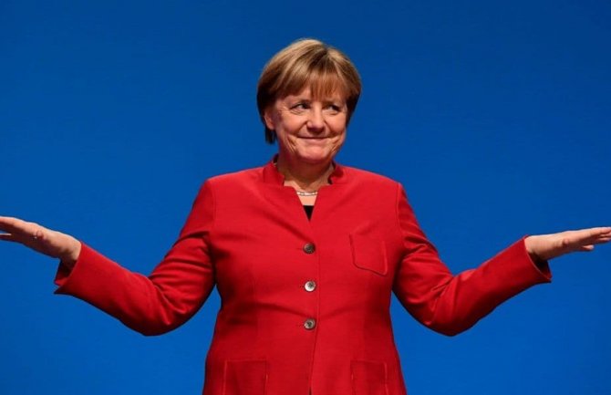 Dvojac ruskih šaljivdžija, poznat po podvalama mnogim poznatim ličnostima i političarima zvali Merkelovu predstavljajući se kao Porošenko