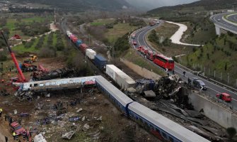 Nova saznanja o sudaru vozova u Grčkoj: Šef stanice usmjerio lokalni voz na prigradski kolosjek