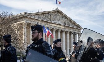  Francuska i protesti: Makron na silu uvodi promene - u penziju dve godine kasnije