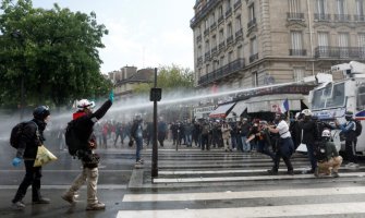 Francuzi ne slave prvi maj: Haos na ulicama širom države zbog najavljene penzione reforme