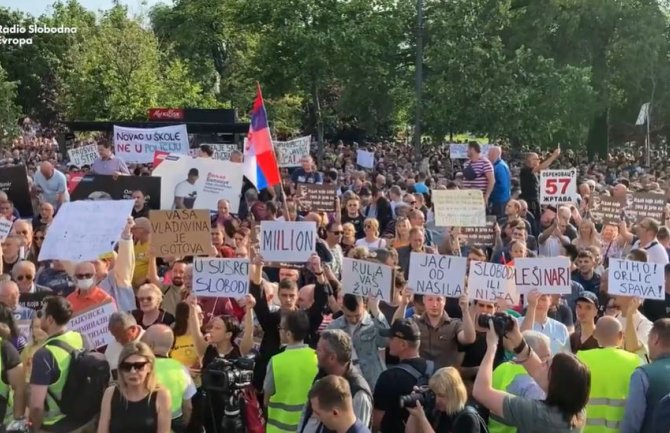 U Srbiji održan osmi protest protiv nasilja: Građani se okupili u više gradova