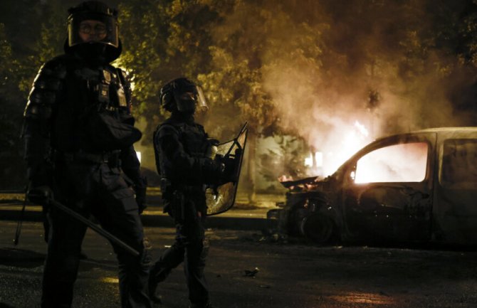 Mirnija noć u Francuskoj nakon oštrije reakcije policije: Makron izdao naredbu ministrima
