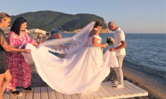 Ljubav sa plaže ovječkovječena na istom mjestu: U Buljaricama vjenčanje za pamćenje