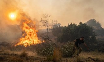Na Rodosu proglašeno vanredno stanje, na Eviji požar djelimično pod kontrolom