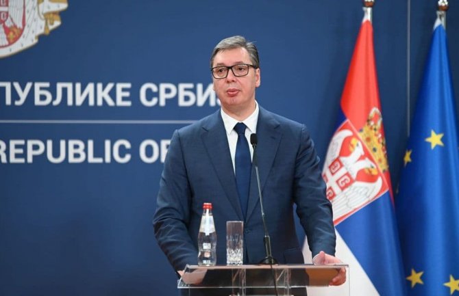 Vučić sa ministrima doručkovao parizer
