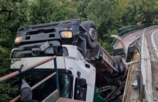 Prevrnuo se kamion Komunalnog preduzeća Tivat: Vozač prošao bez povreda