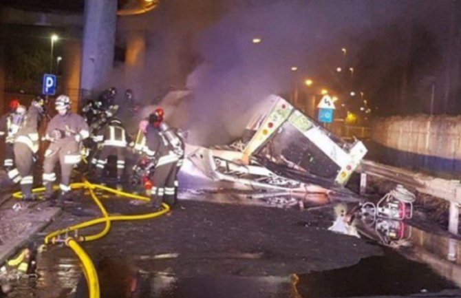 Radnik iz Afrike heroj: Spasio četiri osobe iz zapaljenog autobusa u Italiji