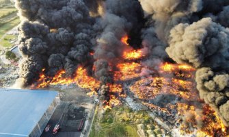 Stravičan požar u Osijeku; Vatrogasci nemoćni: Oprema nam se topi, ovo nikad nisam doživio
