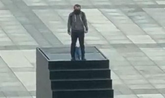 Varšava: Muškarac se popeo na spomenik, tvrdi da ima bombu i da će sve raznijeti
