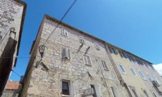 Užas u Hrvatskoj: Zbog bure se odlomio dio kamena sa kuće, pa pao djevojčici na glavu
