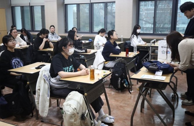 Južna Koreja: Studenti tuže državu nakon što je nastavnik završio ispit 90 sekundi ranije